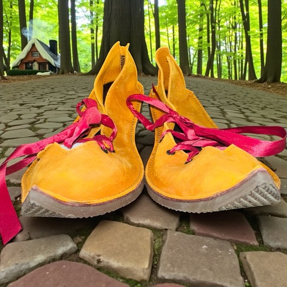 Vintage never been worn Fairy/elfen leather mango shoes with silk laces 8-9 - Picture 3 of 10